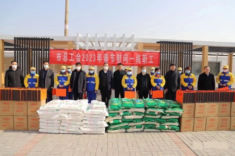 鄒城市人民政府工作動態 市領導深入基層走訪慰問環衛工人，推進環境衛生公共設施安裝服務